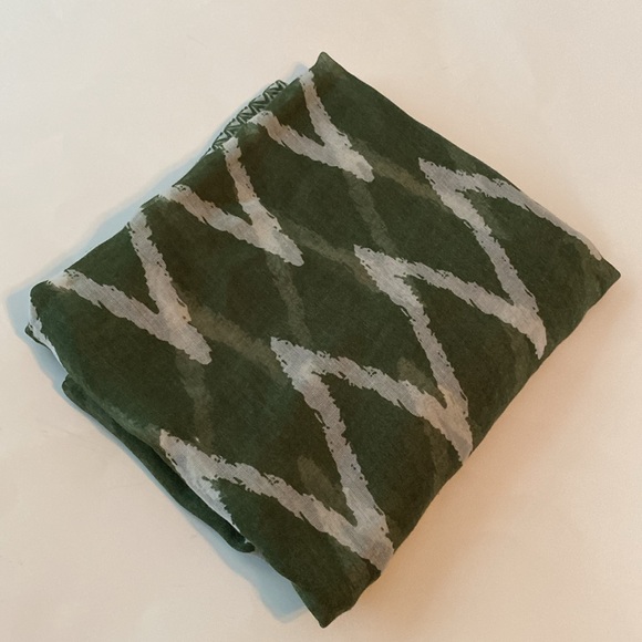 Olive Green Infinity Scarf 31 X 34 Manhattan Scarf Company Lightweight - Picture 5 of 9